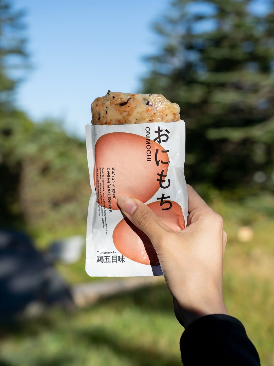 登山中におにもちをかじる様子