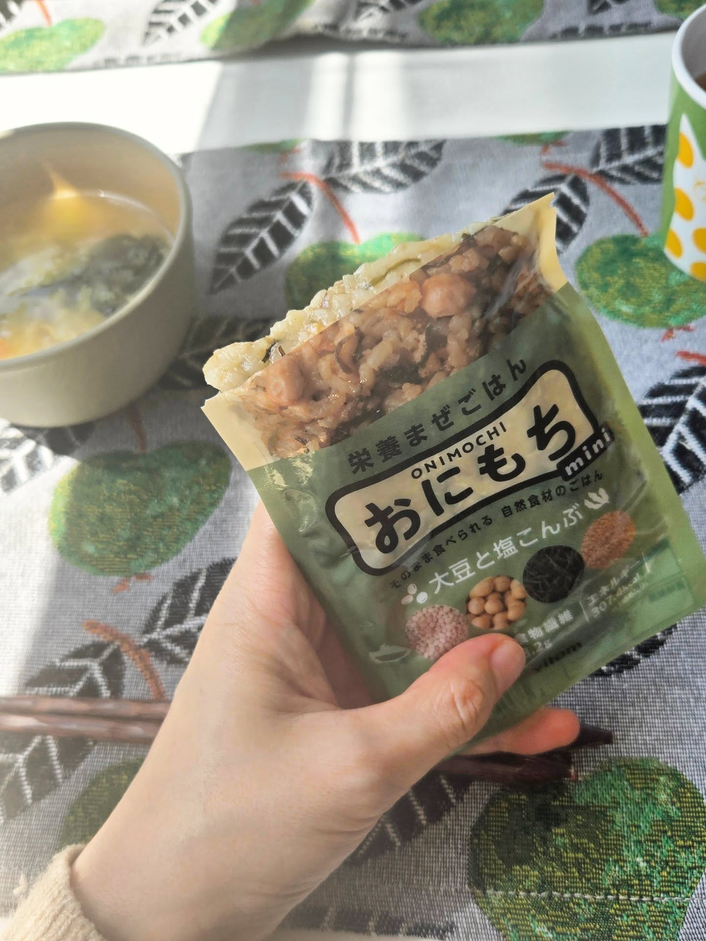 朝食におにもちminiを食べる様子